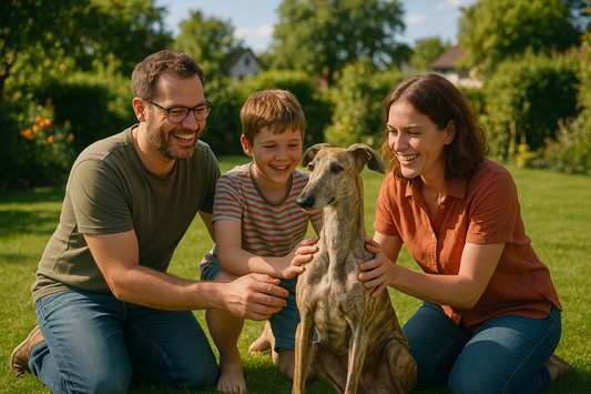 Eine Familie Adoptiert einen Windhund aus Spanien. Bei Bolt´s Futterkiste